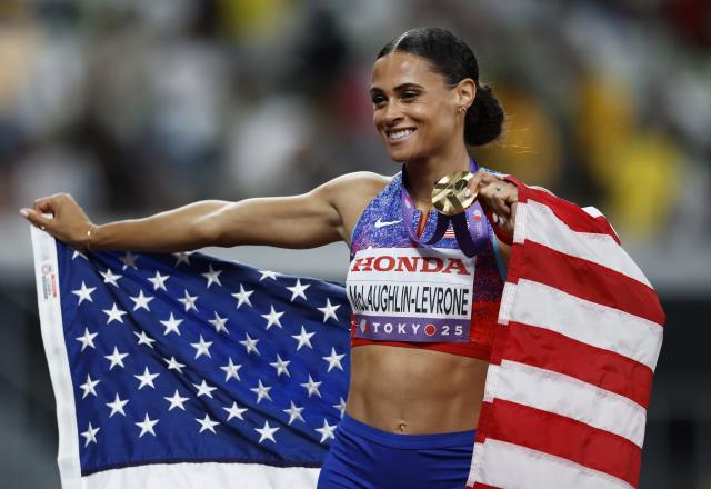 (250919) -- TOKYO, Sept. 19, 2025 (Xinhua) -- Gold medalist Sydney McLaughlin-Levrone of the United States poses for photos after the women's 400m final at the 2025 World Athletics Championships in Tokyo, Japan, Sept. 18, 2025. (Xinhua/Wang Lili)