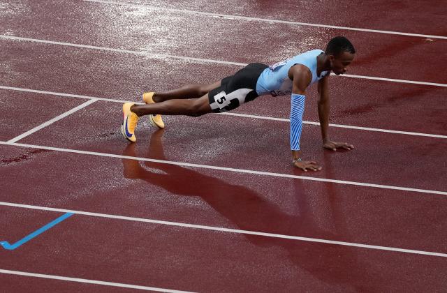 (250919) -- TOKYO, Sept. 19, 2025 (Xinhua) -- Gold medalist Busang Collen Kebinatshipi of Botswana celebrates after the men's 400M final at the 2025 World Athletics Championships in Tokyo, Japan, Sept. 18, 2025. (Xinhua/Lui Siu Wai)