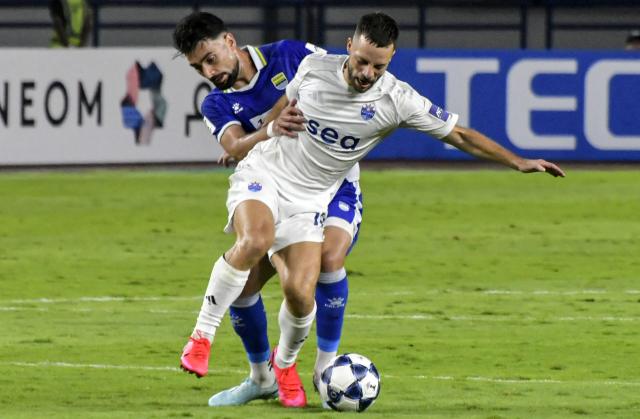 (250919) -- BANDUNG, Sept. 19, 2025 (Xinhua) -- Bart Ramselaar (R) of Lion City Sailors competes during the Pool G match between Persib Bandung of Indonesia and Lion City Sailors of Singapore at the AFC Champions League Two football match in Bandung, Indonesia, Sept. 18, 2025. (Photo by Septianjar Muharam/Xinhua)