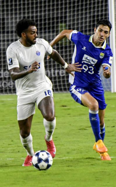 (250919) -- BANDUNG, Sept. 19, 2025 (Xinhua) -- Federico Barba (R) of Persib Bandung vies with Anderson Lopes of Lion City Sailors during the Pool G match between Persib Bandung of Indonesia and Lion City Sailors of Singapore at the AFC Champions League Two football match in Bandung, Indonesia, Sept. 18, 2025. (Photo by Septianjar Muharam/Xinhua)