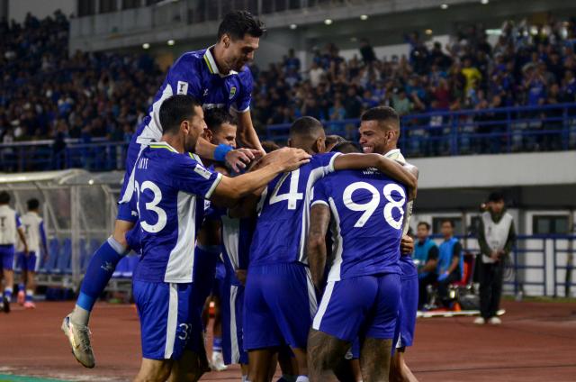 (250919) -- BANDUNG, Sept. 19, 2025 (Xinhua) -- Players of Persib Bandung celebrate scoring during the Pool G match between Persib Bandung of Indonesia and Lion City Sailors of Singapore at the AFC Champions League Two football match in Bandung, Indonesia, Sept. 18, 2025. (Photo by Septianjar Muharam/Xinhua)