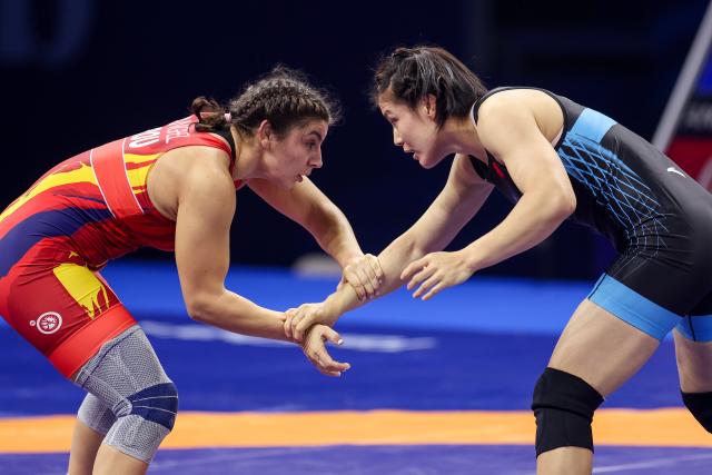 (250919) -- ZAGREB, Sept. 19, 2025 (Xinhua) -- Li Zelu (R) of China competes against Alexandra Nicoleta Anghel of Romania during the wrestling women's freestyle 72kg bronze medal match at the Senior World Championship 2025 in Zagreb, Croatia, Sept. 18, 2025. (Photo by Matija Habljak/PIXSELL via Xinhua)