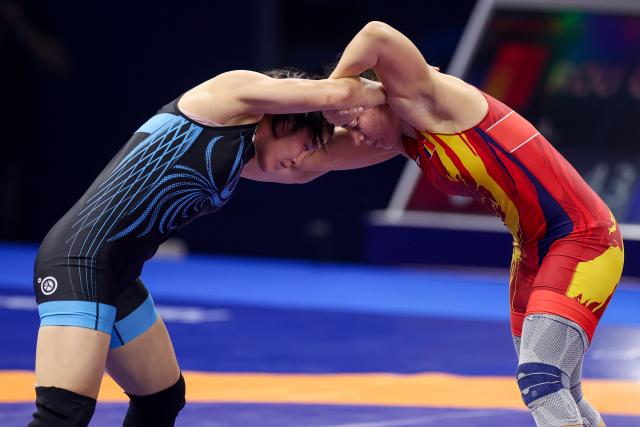 (250919) -- ZAGREB, Sept. 19, 2025 (Xinhua) -- Li Zelu (L) of China competes against Alexandra Nicoleta Anghel of Romania during the wrestling women's freestyle 72kg bronze medal match at the Senior World Championship 2025 in Zagreb, Croatia, Sept. 18, 2025. (Photo by Matija Habljak/PIXSELL via Xinhua)