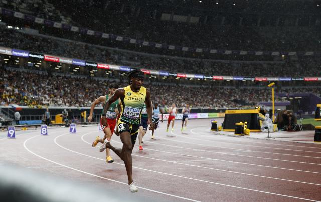 (250919) -- TOKYO, Sept. 19, 2025 (Xinhua) -- Tyrice Taylor (front) of Jamaica competes during the men's 800m semifinal at the 2025 World Athletics Championships in Tokyo, Japan, Sept. 18, 2025. (Xinhua/Wang Lili)