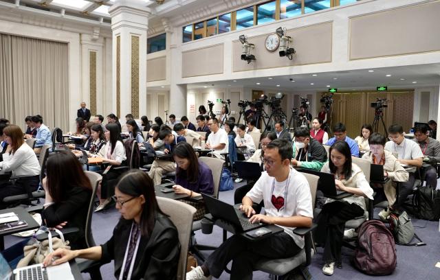 (250919) -- BEIJING, Sept. 19, 2025 (Xinhua) -- Journalists work at a press conference held by the State Council Information Office (SCIO) on promoting high-quality development through high-level ecological and environmental protection in Beijing, capital of China, Sept. 19, 2025. (Xinhua/Cai Yang)