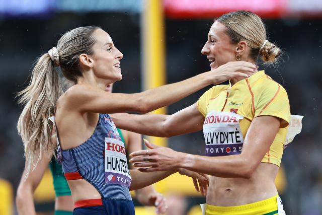 (250919) -- TOKYO, Sept. 19, 2025 (Xinhua) -- Georgia Hunter Bell (L) of Britain hugs Gabija Galvydyte of Lithuania after the women's 800M heat at the 2025 World Athletics Championships in Tokyo, Japan, Sept. 18, 2025. (Xinhua/Jiang Han)
