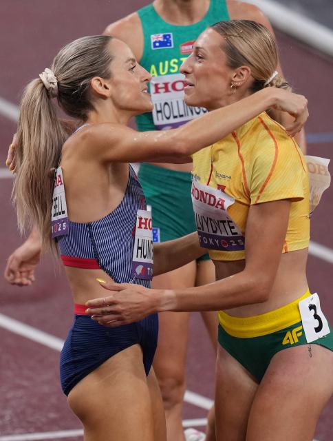 (250919) -- TOKYO, Sept. 19, 2025 (Xinhua) -- Georgia Hunter Bell (L) of Britain hugs Gabija Galvydyte of Lithuania after the women's 800M heat at the 2025 World Athletics Championships in Tokyo, Japan, Sept. 18, 2025. (Xinhua/Lui Siu Wai)
