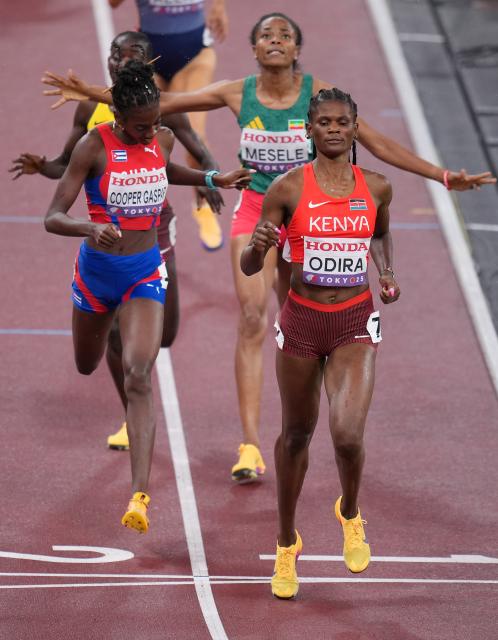(250919) -- TOKYO, Sept. 19, 2025 (Xinhua) -- Lilian Odira (front R) of Kenya crosses the finish line during the women's 800M heat at the 2025 World Athletics Championships in Tokyo, Japan, Sept. 18, 2025. (Xinhua/Lui Siu Wai)