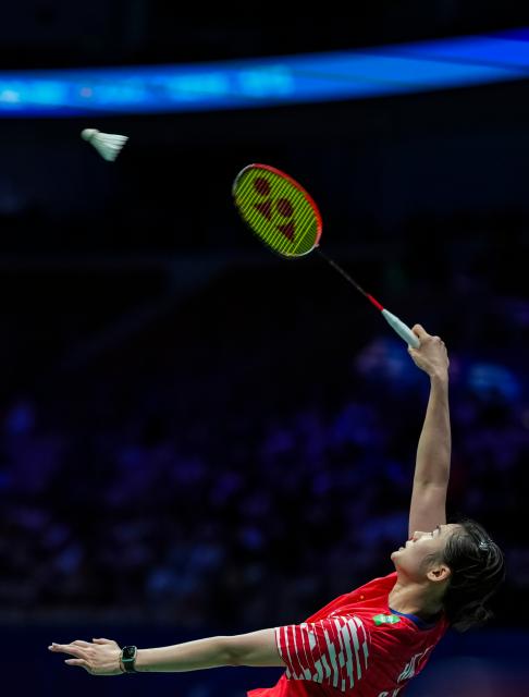 (250919) -- SHENZHEN, Sept. 19, 2025 (Xinhua) -- Han Yue of China hits a return during the women's singles quarterfinal match against Chen Yufei of China at the China Masters 2025 in Shenzhen, south China's Guangdong Province, Sept. 19, 2025. (Xinhua/Sun Fei)