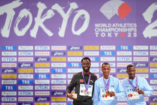 (250919) -- TOKYO, Sept. 19, 2025 (Xinhua) -- Gold medalist Busang Collen Kebinatshipi (C) of Botswana, silver medalist Jereem Richards (L) of Trinidad and Tobago and bronze medalist Bayapo Ndori of Botswana pose during the men's 400m awarding ceremony at the 2025 World Athletics Championships in Tokyo, Japan, Sept. 19, 2025. (Xinhua/Ju Huanzong)