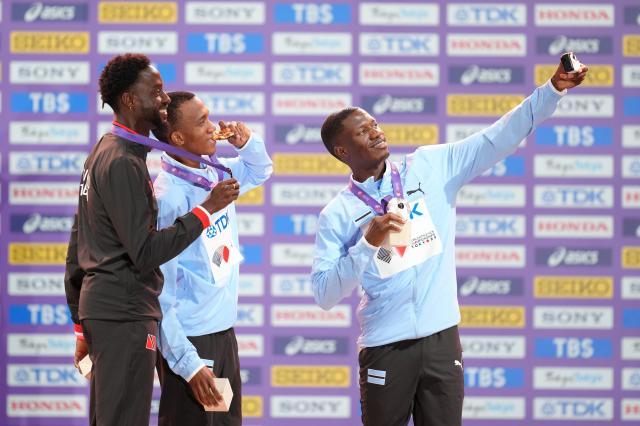 (250919) -- TOKYO, Sept. 19, 2025 (Xinhua) -- Gold medalist Busang Collen Kebinatshipi (C) of Botswana, silver medalist Jereem Richards (L) of Trinidad and Tobago and bronze medalist Bayapo Ndori of Botswana pose for a selfie during the men's 400m awarding ceremony at the 2025 World Athletics Championships in Tokyo, Japan, Sept. 19, 2025. (Xinhua/Ju Huanzong)