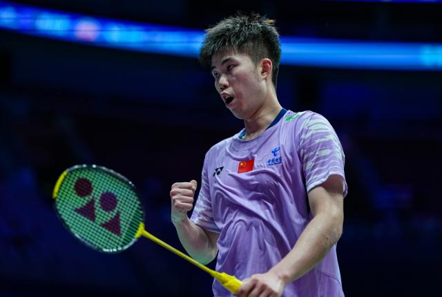 (250919) -- SHENZHEN, Sept. 19, 2025 (Xinhua) -- Weng Hongyang of China celebrates a score during the men's singles quarterfinal match against Chi Yu-Jen of Chinese Taipei at the China Masters 2025 in Shenzhen, south China's Guangdong Province, Sept. 19, 2025. (Xinhua/Sun Fei)