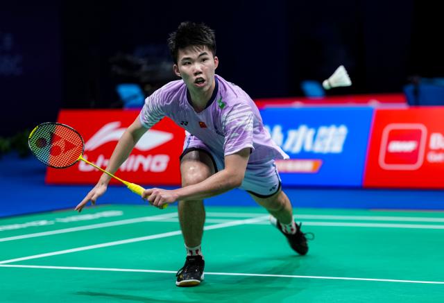 (250919) -- SHENZHEN, Sept. 19, 2025 (Xinhua) -- Weng Hongyang of China hits a return during the men's singles quarterfinal match against Chi Yu-Jen of Chinese Taipei at the China Masters 2025 in Shenzhen, south China's Guangdong Province, Sept. 19, 2025. (Xinhua/Sun Fei)