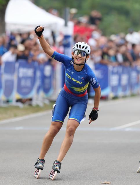 (250919) -- QINHUANGDAO, Sept. 19, 2025 (Xinhua) -- Sarah Portela Lerma of Colombia celebrates after the Junior Women's 15000m Elimination Final at the 2025 Speed Skating World Championships Road in Beidaihe District of Qinhuangdao, north China's Hebei Province, Sept. 19, 2025. (Xinhua/Yang Shiyao)