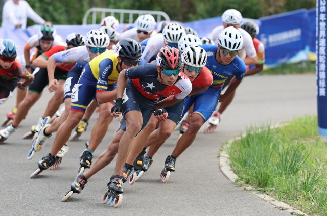(250919) -- QINHUANGDAO, Sept. 19, 2025 (Xinhua) -- Gabriel Reyes (front) of Chile competes during the Junior Men's 15000m Elimination Final at the 2025 Speed Skating World Championships Road in Beidaihe District of Qinhuangdao, north China's Hebei Province, Sept. 19, 2025. (Xinhua/Yang Shiyao)