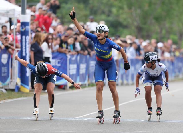 (250919) -- QINHUANGDAO, Sept. 19, 2025 (Xinhua) -- Sarah Portela Lerma (C) of Colombia celebrates after the Junior Women's 15000m Elimination Final at the 2025 Speed Skating World Championships Road in Beidaihe District of Qinhuangdao, north China's Hebei Province, Sept. 19, 2025. (Xinhua/Yang Shiyao)