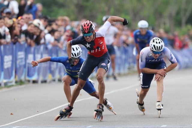 (250919) -- QINHUANGDAO, Sept. 19, 2025 (Xinhua) -- Gabriel Reyes (C) of Chile competes during the Junior Men's 15000m Elimination Final at the 2025 Speed Skating World Championships Road in Beidaihe District of Qinhuangdao, north China's Hebei Province, Sept. 19, 2025. (Xinhua/Yang Shiyao)