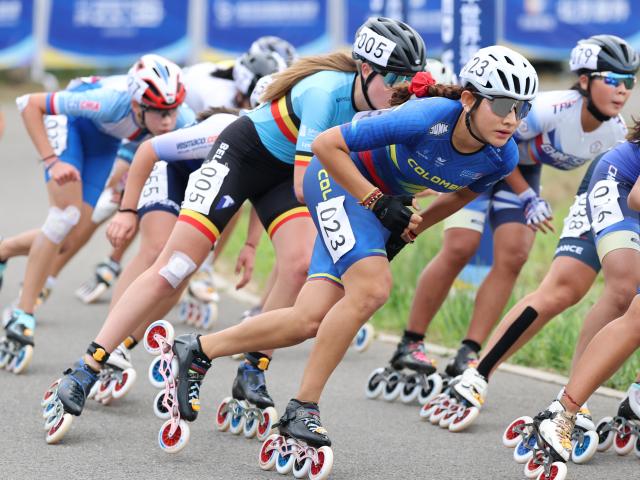 (250919) -- QINHUANGDAO, Sept. 19, 2025 (Xinhua) -- Sarah Portela Lerma (front) of Colombia competes during the Junior Women's 15000m Elimination Final at the 2025 Speed Skating World Championships Road in Beidaihe District of Qinhuangdao, north China's Hebei Province, Sept. 19, 2025. (Xinhua/Yang Shiyao)