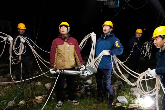 (250920) -- NYINGCHI, Sept. 20, 2025 (Xinhua) -- Technicians control auxiliary tethers during the "Jimu-1" tethered balloon atmospheric observation experiment in Lulang, Nyingchi, southwest China's Xizang Autonomous Region, Sept. 18, 2025.
  Chinese scientists recently carried out the "Jimu-1" tethered balloon atmospheric observation experiment in Lulang, Nyingchi, southwest China's Xizang Autonomous Region, which is expected to provide a new perspective for unraveling the mysteries of the Qinghai-Tibet Plateau ecosystem.
  The tethered balloon was equipped with 16 types of scientific payloads with a total weight of approximately 200 kilograms. It successfully ascended to an altitude of 5,500 meters. Through coordinated multi-payload observations, the experiment achieved a technological leap from single-point sampling to three-dimensional monitoring, according to the Aerospace Information Research Institute (AIR) of the Chinese Academy of Sciences, the major developer of the tethered balloon. (Xinhua/Jin Liwang)