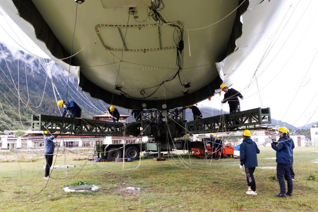 (250920) -- NYINGCHI, Sept. 20, 2025 (Xinhua) -- Technicians control auxiliary tethers during the "Jimu-1" tethered balloon atmospheric observation experiment in Lulang, Nyingchi, southwest China's Xizang Autonomous Region, Sept. 18, 2025.
  Chinese scientists recently carried out the "Jimu-1" tethered balloon atmospheric observation experiment in Lulang, Nyingchi, southwest China's Xizang Autonomous Region, which is expected to provide a new perspective for unraveling the mysteries of the Qinghai-Tibet Plateau ecosystem.
  The tethered balloon was equipped with 16 types of scientific payloads with a total weight of approximately 200 kilograms. It successfully ascended to an altitude of 5,500 meters. Through coordinated multi-payload observations, the experiment achieved a technological leap from single-point sampling to three-dimensional monitoring, according to the Aerospace Information Research Institute (AIR) of the Chinese Academy of Sciences, the major developer of the tethered balloon. (Xinhua/Jin Liwang)