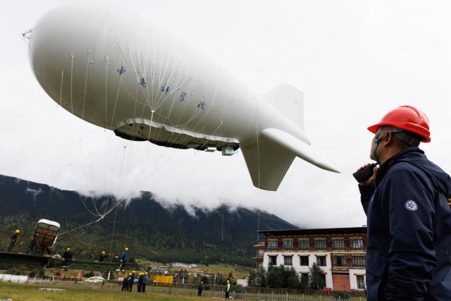 (250920) -- NYINGCHI, Sept. 20, 2025 (Xinhua) -- "Jimu-1" tethered balloon ascends in Lulang, Nyingchi, southwest China's Xizang Autonomous Region, Sept. 18, 2025.
  Chinese scientists recently carried out the "Jimu-1" tethered balloon atmospheric observation experiment in Lulang, Nyingchi, southwest China's Xizang Autonomous Region, which is expected to provide a new perspective for unraveling the mysteries of the Qinghai-Tibet Plateau ecosystem.
  The tethered balloon was equipped with 16 types of scientific payloads with a total weight of approximately 200 kilograms. It successfully ascended to an altitude of 5,500 meters. Through coordinated multi-payload observations, the experiment achieved a technological leap from single-point sampling to three-dimensional monitoring, according to the Aerospace Information Research Institute (AIR) of the Chinese Academy of Sciences, the major developer of the tethered balloon. (Xinhua/Jin Liwang)