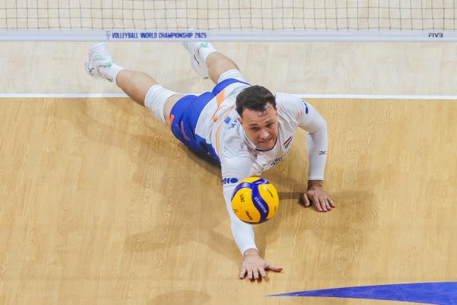 (250920) -- PASAY CITY, Sept. 20, 2025 (Xinhua) -- Jeffrey Klok of the Netherlands tries to save the ball during the round of 16 match between Türkiye and the Netherlands at the FIVB Men's World Championship 2025 in Pasay City, the Philippines, on Sept. 20, 2025. (Xinhua/Rouelle Umali)