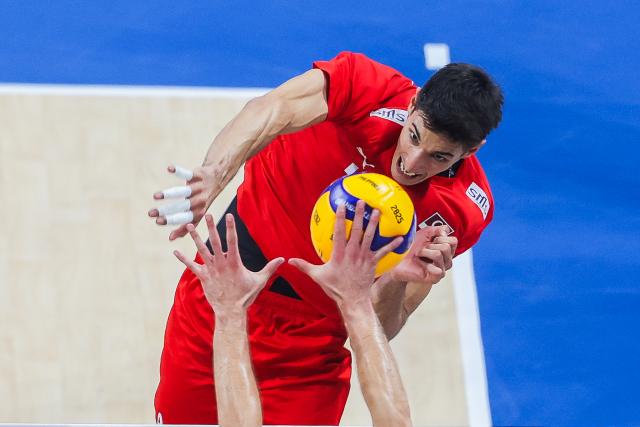 (250920) -- PASAY CITY, Sept. 20, 2025 (Xinhua) -- Ramazan Efe Mandiraci of Türkiye spikes the ball during the round of 16 match between Türkiye and the Netherlands at the FIVB Men's World Championship 2025 in Pasay City, the Philippines, on Sept. 20, 2025. (Xinhua/Rouelle Umali)