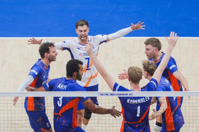 (250920) -- PASAY CITY, Sept. 20, 2025 (Xinhua) -- Players of the Netherlands celebrate scoring during the round of 16 match between Türkiye and the Netherlands at the FIVB Men's World Championship 2025 in Pasay City, the Philippines, on Sept. 20, 2025. (Xinhua/Rouelle Umali)