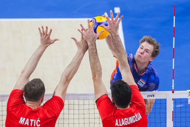 (250920) -- PASAY CITY, Sept. 20, 2025 (Xinhua) -- Tom Koops (back R) of the Netherlands spikes the ball during the round of 16 match between Türkiye and the Netherlands at the FIVB Men's World Championship 2025 in Pasay City, the Philippines, on Sept. 20, 2025. (Xinhua/Rouelle Umali)