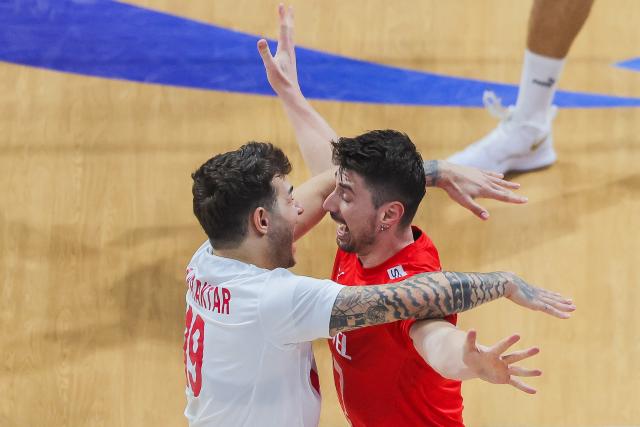 (250920) -- PASAY CITY, Sept. 20, 2025 (Xinhua) -- Berkay Bayraktar (L) and Murat Yenipazar of Türkiye celebrate scoring during the round of 16 match between Türkiye and the Netherlands at the FIVB Men's World Championship 2025 in Pasay City, the Philippines, on Sept. 20, 2025. (Xinhua/Rouelle Umali)
