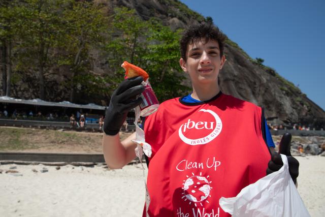 (250921) -- RIO DE JANEIRO, Sept. 21, 2025 (Xinhua) -- A volunteer shows picked up trash at Copacabana Beach, Rio de Janeiro, Brazil, Sept. 20, 2025. World Cleanup Day is an annual global event that is marked every third Saturday in September with the aim of combating the global solid waste problem. (Xinhua/Wang Tiancong)