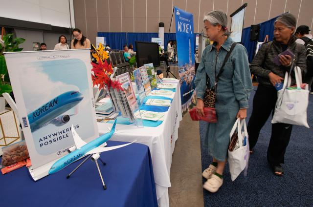 (250921) -- VANCOUVER, Sept. 21, 2025 (Xinhua) -- People visit the Vancouver International Travel Expo in Vancouver, British Columbia, Canada, Sept. 20, 2025. The annual event was held at the Vancouver Convention Center on Saturday, featuring about 200 exhibitors showcasing travel ideas and destinations from around the world. (Photo by Liang Sen/Xinhua)