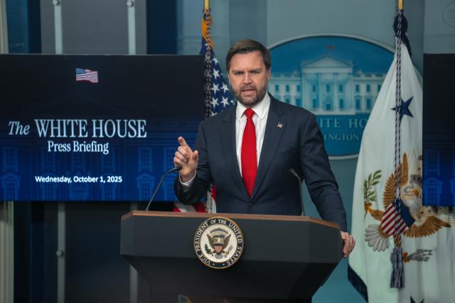 (251001) -- WASHINGTON, Oct. 1, 2025 (Xinhua) -- U.S. Vice President JD Vance speaks to reporters during a press briefing at the White House in Washington, D.C., the United States, Oct. 1, 2025. Vance warned on Wednesday that a prolonged federal government shutdown will lead to layoffs, blaming the Democrats for the current stalemate. (Xinhua/Hu Yousong)