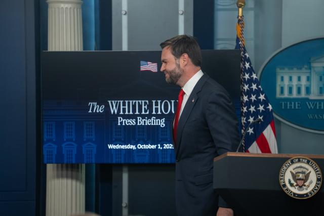 (251001) -- WASHINGTON, Oct. 1, 2025 (Xinhua) -- U.S. Vice President JD Vance departs the press briefing room after speaking with reporters at the White House in Washington, D.C., the United States, Oct. 1, 2025. Vance warned on Wednesday that a prolonged federal government shutdown will lead to layoffs, blaming the Democrats for the current stalemate. (Xinhua/Hu Yousong)