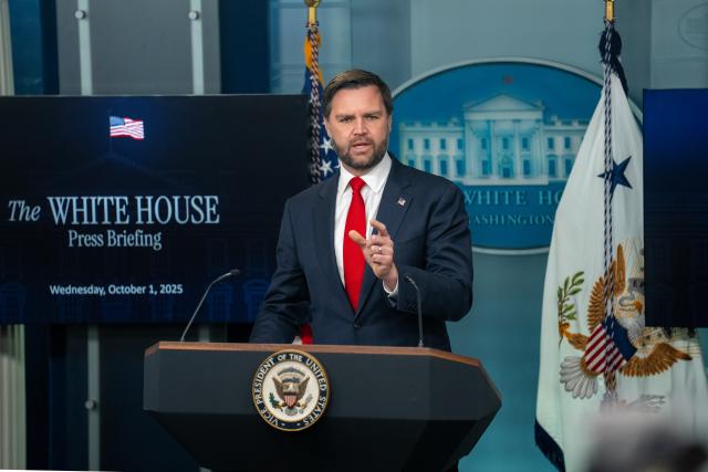(251001) -- WASHINGTON, Oct. 1, 2025 (Xinhua) -- U.S. Vice President JD Vance speaks to reporters during a press briefing at the White House in Washington, D.C., the United States, Oct. 1, 2025. Vance warned on Wednesday that a prolonged federal government shutdown will lead to layoffs, blaming the Democrats for the current stalemate. (Xinhua/Hu Yousong)