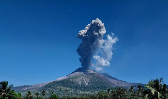 (251002) -- EAST FLORES, Oct. 2, 2025 (Xinhua) -- This photo provided by the Volcanology and Geological Disaster Mitigation Center (PVMBG) of Indonesia shows volcanic materials spewing from Mount Lewotobi Laki-Laki in Indonesia's East Nusa Tenggara province, Oct. 1, 2025. Mount Lewotobi Laki-laki volcano in Indonesia's East Nusa Tenggara province erupted on Wednesday, spewing a column of ash up to 5 km high and prompting the highest aviation alert, the country's Volcanology and Geological Disaster Mitigation Center said.
   The volcano, located on Flores Island, sent thick gray ash clouds drifting to the west and northwest of the crater. (PVMBG/Handout via Xinhua)