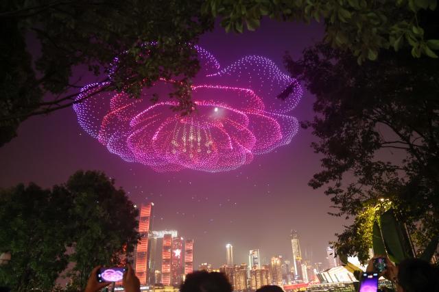(251002) -- CHONGQING, Oct. 2, 2025 (Xinhua) -- A drone light show is staged in celebration of China's National Day in Nan'an District of southwest China's Chongqing Municipality, Oct. 1, 2025. During the show, 5,000 drones performed in the sky at night, bringing a visual feast to spectators. (Xinhua/Huang Wei)