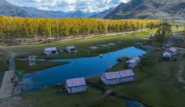 (251002) -- LHASA, Oct. 2, 2025 (Xinhua) -- An aerial drone photo taken on Sept. 27, 2025 shows a view of a "Lingka" camping site in Lhunzhub County of Lhasa, southwest China's Xizang Autonomous Region. "Lingka" means "garden" in the Tibetan language. In Xizang, people follow a tradition of spending the "Lingka" time during which they camp out and have picnics in parks or suburbs. 
    Nowadays, this traditional folk custom has developed into a new form of cultural tourism as well as a vibrant lifestyle. (Xinhua/Tenzin Nyida)