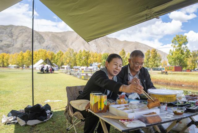 (251002) -- LHASA, Oct. 2, 2025 (Xinhua) -- Local residents enjoy "Lingka" time at a "Lingka" camping site in Lhunzhub County of Lhasa, southwest China's Xizang Autonomous Region, on Sept. 27, 2025. "Lingka" means "garden" in the Tibetan language. In Xizang, people follow a tradition of spending the "Lingka" time during which they camp out and have picnics in parks or suburbs. 
    Nowadays, this traditional folk custom has developed into a new form of cultural tourism as well as a vibrant lifestyle. (Xinhua/Tenzin Nyida)