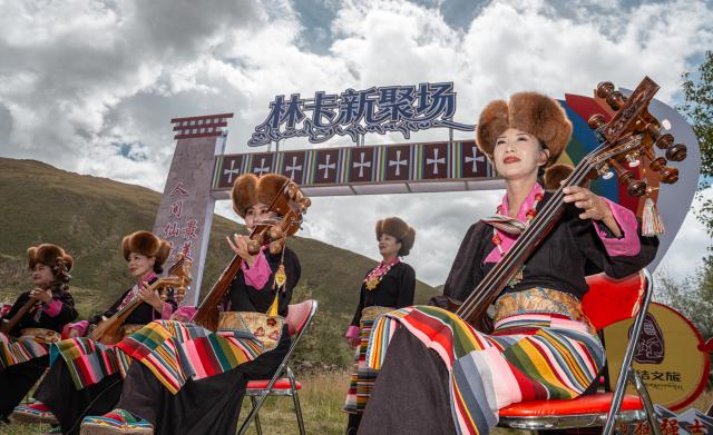 (251002) -- LHASA, Oct. 2, 2025 (Xinhua) -- Actresses perform at a "Lingka" festival in Qonggyai County of Shannan, southwest China's Xizang Autonomous Region, on Sept. 13, 2025. "Lingka" means "garden" in the Tibetan language. In Xizang, people follow a tradition of spending the "Lingka" time during which they camp out and have picnics in parks or suburbs. 
    Nowadays, this traditional folk custom has developed into a new form of cultural tourism as well as a vibrant lifestyle. (Xinhua/Tenzin Nyida)