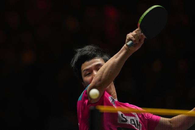 (251002) -- BEIJING, Oct. 2, 2025 (Xinhua) -- An Jaehyun of South Korea hits a return to Wang Chuqin of China during the men's singles round of 16 match at 2025 World Table Tennis (WTT) China Smash in Beijing, China, Oct. 2, 2025. (Xinhua/Ju Huanzong)