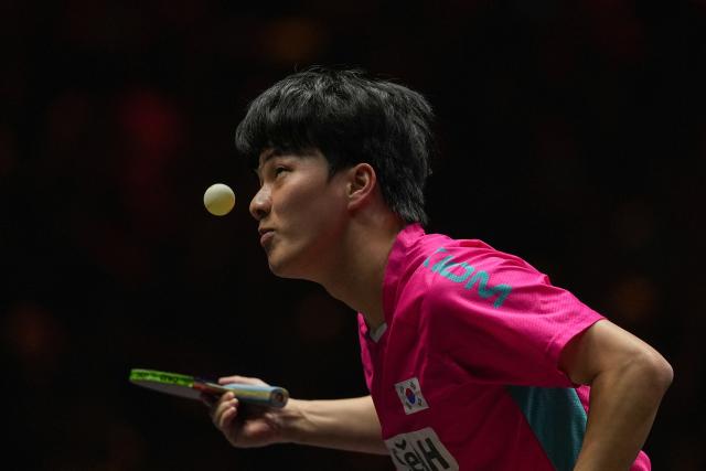 (251002) -- BEIJING, Oct. 2, 2025 (Xinhua) -- An Jaehyun of South Korea serves to Wang Chuqin of China during the men's singles round of 16 match at 2025 World Table Tennis (WTT) China Smash in Beijing, China, Oct. 2, 2025. (Xinhua/Ju Huanzong)