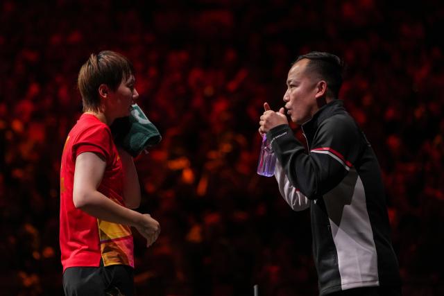 (251002) -- BEIJING, Oct. 2, 2025 (Xinhua) -- Wang Manyu (L) of China talks with her coach Ren Hao during the women's singles round of 16 match against Hayata Hina of Japan at 2025 World Table Tennis (WTT) China Smash in Beijing, China, Oct. 2, 2025. (Xinhua/Ju Huanzong)
