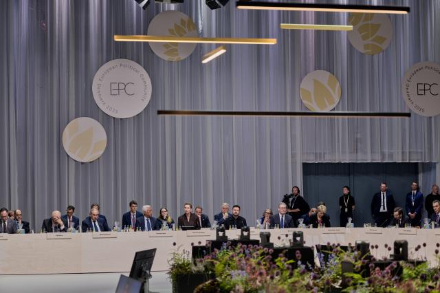 (251002) -- COPENHAGEN, Oct. 2, 2025 (Xinhua) -- European leaders attend the seventh meeting of the European Political Community (EPC) in Copenhagen, capital of Denmark, Oct. 2, 2025. TO GO WITH "EPC summit highlights divisions over Ukraine's EU membership" (Photo by Anders Kongshaug/Xinhua)
