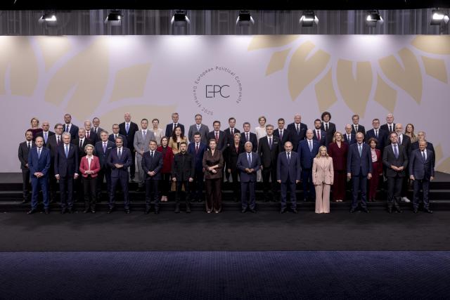 (251002) -- COPENHAGEN, Oct. 2, 2025 (Xinhua) -- European leaders pose for group photos during the seventh meeting of the European Political Community (EPC) in Copenhagen, capital of Denmark, Oct. 2, 2025. TO GO WITH "EPC summit highlights divisions over Ukraine's EU membership" (Photo by Anders Kongshaug/Xinhua)