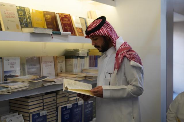 (251002) -- RIYADH, Oct. 2, 2025 (Xinhua) -- A man reads a book at the Riyadh International Book Fair 2025 in Riyadh, Saudi Arabia, Oct. 2, 2025. The book fair opened here on Thursday, bringing together over 2,000 local and international publishing houses from more than 25 countries, along with a range of cultural institutions. (Xinhua/Luo Chen)