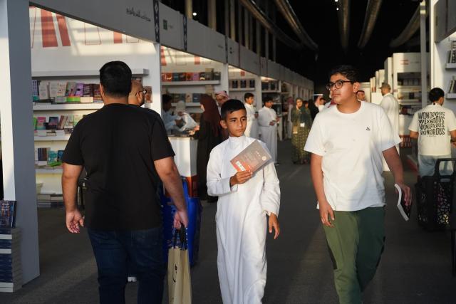 (251002) -- RIYADH, Oct. 2, 2025 (Xinhua) -- People visit the Riyadh International Book Fair 2025 in Riyadh, Saudi Arabia, Oct. 2, 2025. The book fair opened here on Thursday, bringing together over 2,000 local and international publishing houses from more than 25 countries, along with a range of cultural institutions. (Xinhua/Luo Chen)