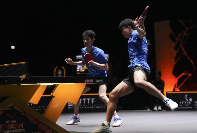(251003) -- BEIJING, Oct. 3, 2025 (Xinhua) -- Zhou Qihao (R)/Chen Junsong compete during the men's doubles semifinal match between Zhou Qihao/Chen Junsong of China and Matsushima Sora/Togami Shunsuke of Japan at 2025 World Table Tennis (WTT) China Smash in Beijing, China, Oct. 3, 2025. (Xinhua/Ju Huanzong)
