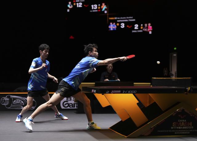 (251003) -- BEIJING, Oct. 3, 2025 (Xinhua) -- Zhou Qihao (R)/Chen Junsong compete during the men's doubles semifinal match between Zhou Qihao/Chen Junsong of China and Matsushima Sora/Togami Shunsuke of Japan at 2025 World Table Tennis (WTT) China Smash in Beijing, China, Oct. 3, 2025. (Xinhua/Ju Huanzong)