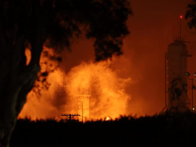 (251003) --  LOS ANGELES, Oct. 3, 2025 (Xinhua) -- This picture taken on early Oct. 3, 2025 shows the fire scene at a Chevron refinery in El Segundo, Los Angeles County, California, the United States.
. Crews have brought under control a massive fire that broke out Thursday night at Chevron's refinery in El Segundo, Los Angeles County, local authorities said Friday. (Photo by Qiu Chen/Xinhua)
